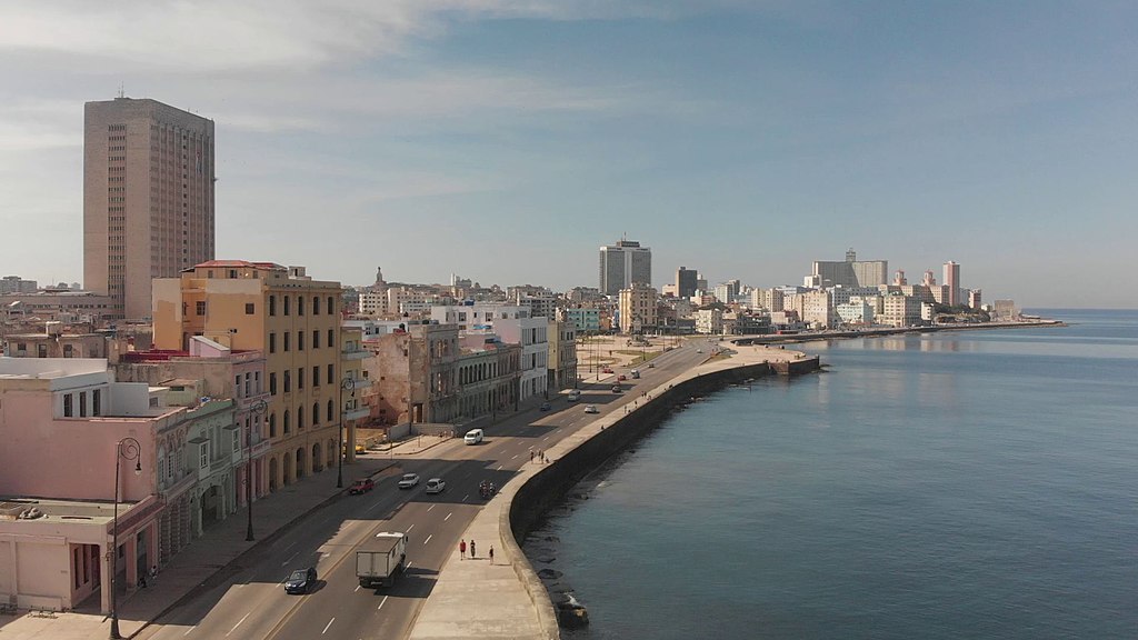 Vista actual del Malecón, mostrando la avenida de varios carriles, y el ancho paseo peatonal al lado del mar, y los edificios altos del centro de la ciudad en la distancia.