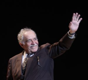 foto de Gabriel García Márquez sonriendo y saludando