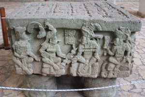 El Altar Q de las ruinas de Copán es un bloque de piedra tallada con glifos encima y con figuras representando los reyes de la dinastía maya de Copán talladas en los lados verticales.
