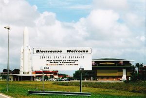 Entrada al Centro Espacial Guayanés, con un gran letrero dando la bienvenida en francés y el español.
