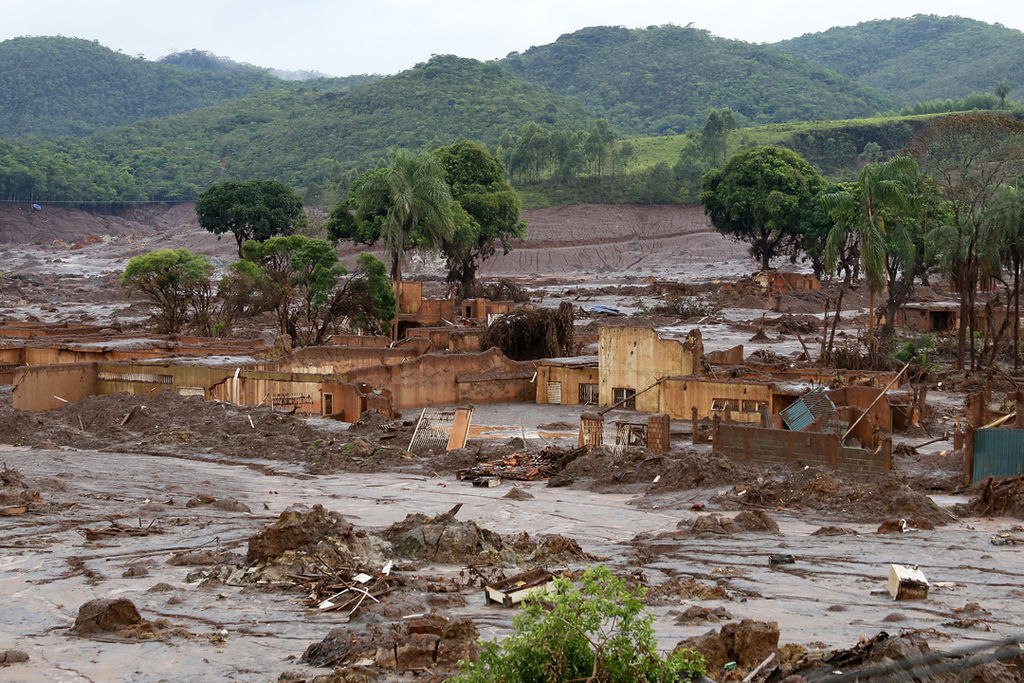 Casas destruidas por un deslizamiento de lodo al fallar la barrera que retenía los desechos de una mina cerca del pueblo.