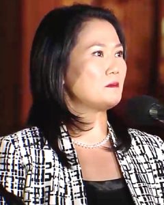 foto de Keiko Fujimori frente a un micrófono