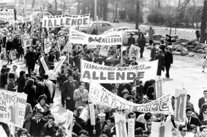 una muchedumbre manifiesta en una calle con pancartas; algunas dicen "Telefónicos con Allende", "Trabajadores municipales con Allende".
