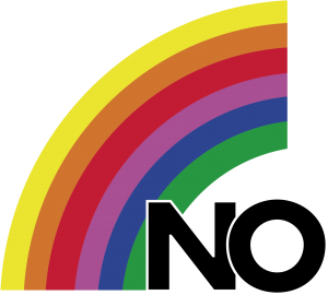 el logo de la campaña "No" tiene la mitad de un arco iris que sube de la izquierda hacia la derecha, con los colores en este orden: amarillo, anaranjado, rojo, morado, azul, verde. En lo que habría sido el centro del semicírculo está la palabra "NO" en letras negras, mayúsculas.