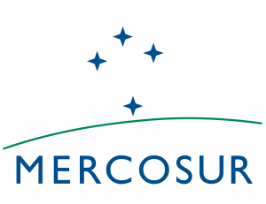 logo de MERCOSUR, que tiene el nombre en mayúsculas azules abajo, una curva verde que representa el horizonte y cuatro estrellas azules encima