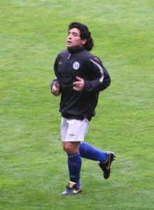 Diego Maradona en el campo de fútbol de Soccer Aid en 2006